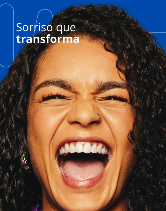 Mulher sorrindo após tratamento com Digital Aligner